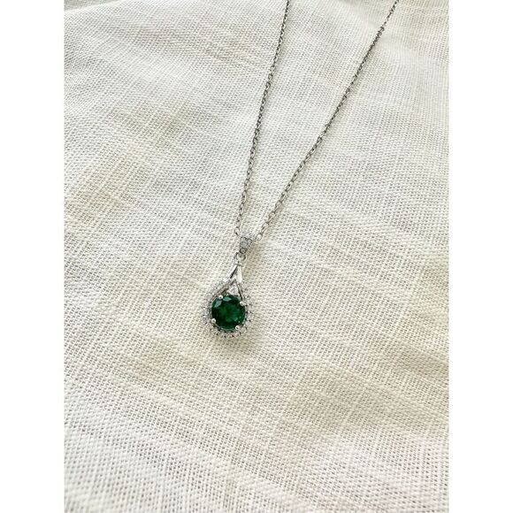 Emerald green round cut cubic zirconia pendant necklace - Picture 1 of 2